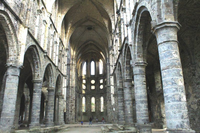 Interieur abdijkerk ruïnes van Villers-la-Ville