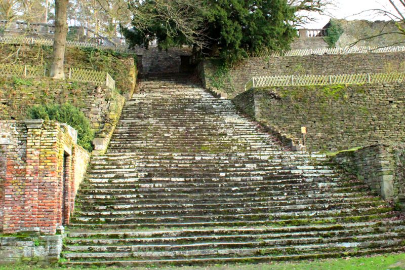 Trap naar terrastuinen ruïnes Villers-la-Ville