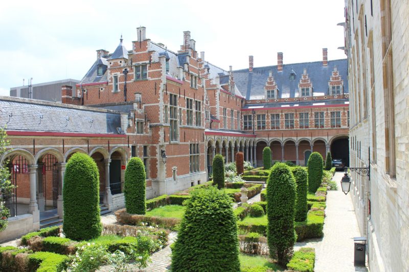 Binnenplein gerechtshof stadswandeling in Mechelen
