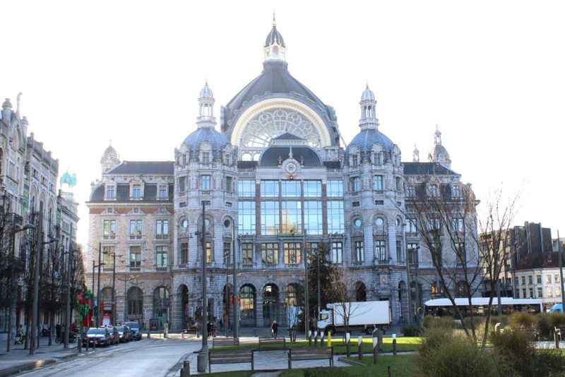 Station Antwerpen-Centraal Met de trein reizen