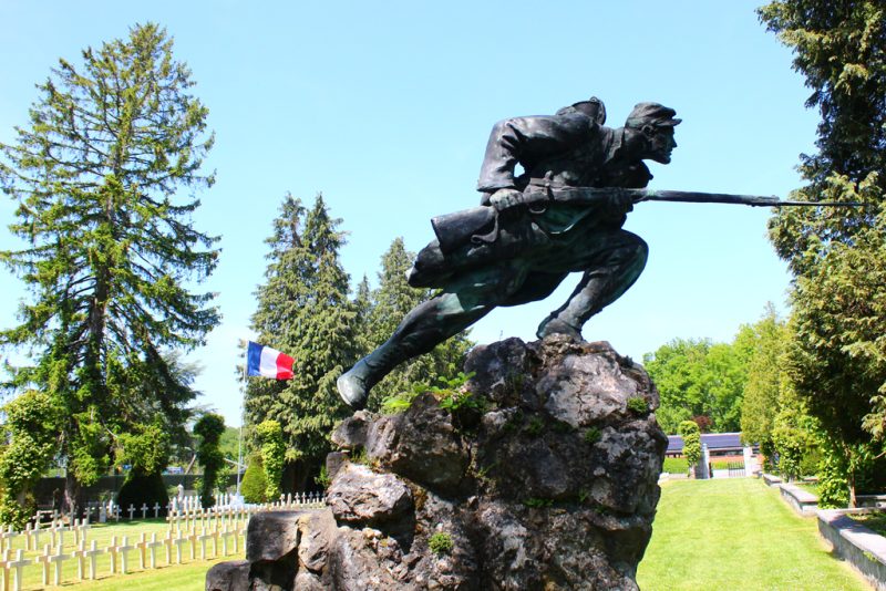 Monument L'Assaut Franse militaire begraafplaats Dinant