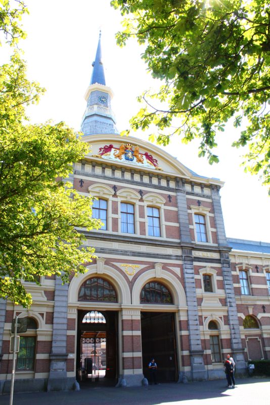 Hoofdingang Koninklijke Stallen in Den Haag