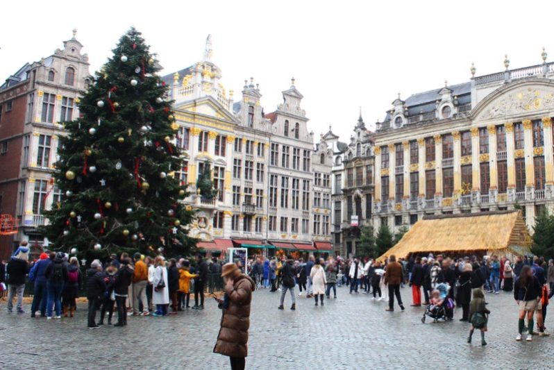 Kerstboom en kerststal Grote Markt Brussel Winterpret 2023