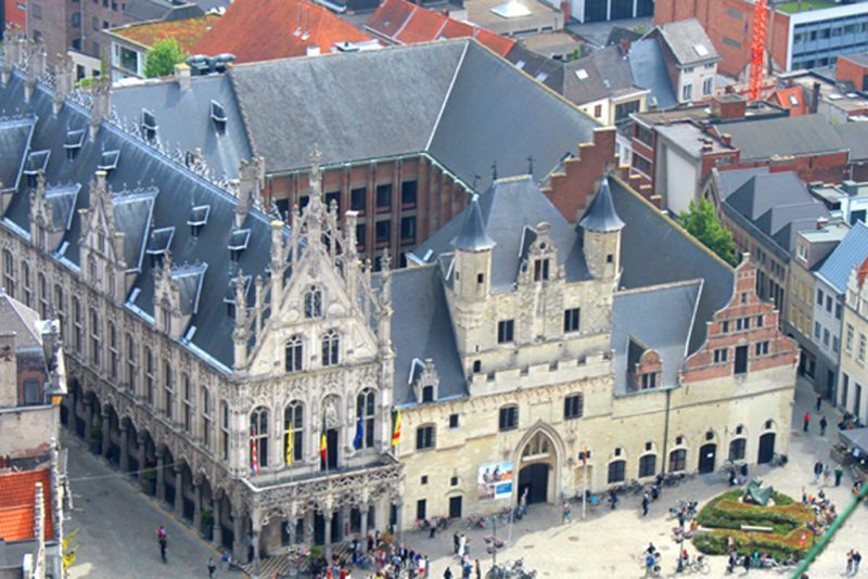 Stadhuis vanaf Sint-Romboutstoren Mechelen stadswandeling