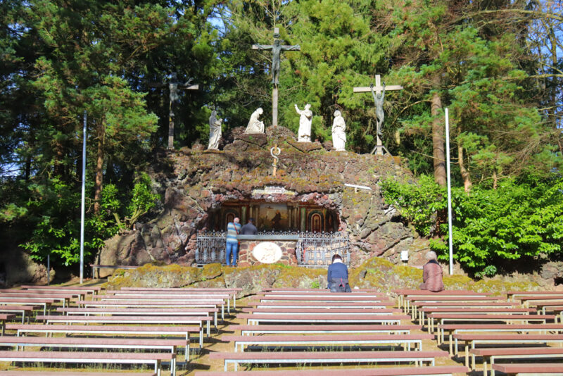 Kruisweg Moresnet-Chapelle Wandeling zinkviooltjes en daslook